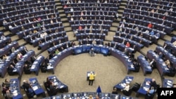 Više od 20 visokih evropskih političara pozvalo je predsednicu Evropske komisije Ursulu fon der Lajen da istraže optužbe za krađu na decembarskim izborima u Srbiji. (Foto: Fon der Lajen pred Evropskim parlamentom 2022. godine)