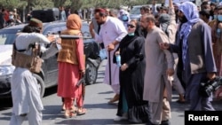 په کابل کې د یوې مظاهرې په مهال طالبانو پر احتجاج کوونکو ټوپک نيولی - انځور له ارشیفه 