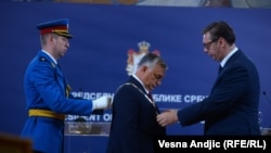 Predsednik Srbije Aleksandar Vučić uručio je premijeru Mađarske Viktoru Orbanu Orden Republike Srbije na velikoj ogrlici jer je "bio uz Srbiju u njenim teškim trenucima", Beograd, 16. septembar 2022.