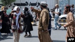 طالبان په کابل کې د ښځو مظاهرچيانو مخه نیسي - انځور له ارشيفه