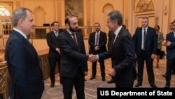 Армениянын тышкы иштер министри Арарат Мирзоян, Азербайжандын тышкы иштер министри Жейхун Байрамов жана АКШнын мамкатчысы Энтони Блинкен. 19-сентябрь, 2022-жыл. Нью-Йорк.