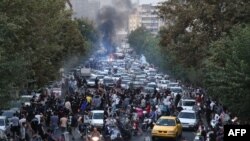 په تهران کې لسګونه مظاهره کوونکي د ښځو د حقونو لپاره او د رژيم ضد ورغونډ شوي - د سېپټېمبر ۲۱مې انځور.