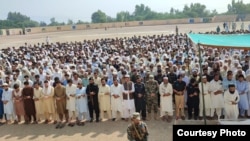 د منصف خان په جنازه کې په سلګونو کسانو ګډون وکړ. 