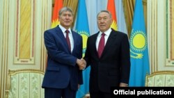 Президент Кыргызстана Алмазбек Атамбаев и президент Казахстана Нурсултан Назарбаев. Астана, 7 ноября 2014 года.