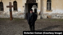 Constantin Vasile, președintele filialei din Râmnicu Sărat a Asociației Foștilor Deținuți Politici din România, în fața fostei închisori din localitate.