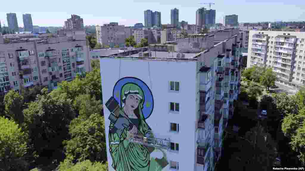 Художники завершают мурал под названием «Святой Джавелин» – Дева Мария, которая держит противотанковую ракету. Киев, 24 мая 2022 года