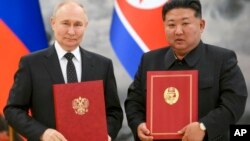Очільник Росії Володимир Путін (ліворуч) і лідер Північної Кореї Кім Чен Ин під час церемонії підписання угоди про партнерство. Пхеньян, Північна Корея, 19 червня 2024 року