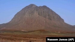 د بلوچستان په رېکو ډېک کې د سرو زرو او مسو له کان سره د نېږدې غونډۍ پخوانی انځور.