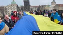 Ukraynalılar Praqada Karl körpüsündə öz ölkələrinin bayrağını açıblar.