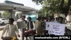 په پېښور کې تر دې مخکې هنرمندانو د افغان سندرغاړو او موسیقارانو د ځورونو او ایستلو پرضد مظاهره هم کړې وه - پخوانی انځور.