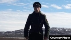Антон, сниман във военна униформа.