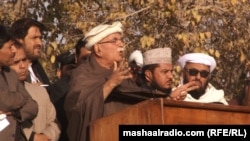 د پښتونخوا ملي عوامي ګوند مشر محمود خان اڅکزي د نومبر پر ۱۷مه (۲۰۲۱) په کوټه کې د پي ډي اېم په جلسه کې د علي وزیر د ګرفتارۍ پر مسله خبرې وکړې.