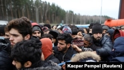 Черговий похорон, демонстрації й розпач на кордоні Польщі та Білорусі – фотогалерея