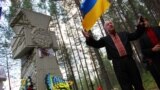 Український козацький хрест у лісовому урочищі «Сандармох» (Росія, Карелія), де органи НКВС СРСР здійснювали масові страти цивільного населення, 5 серпня 2015 року. Сандармох став місцем розстрілу соловецького тюремного етапу 1937 року