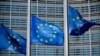 Arhivska fotografija zastava EU ispred zgrade Evropske komisije