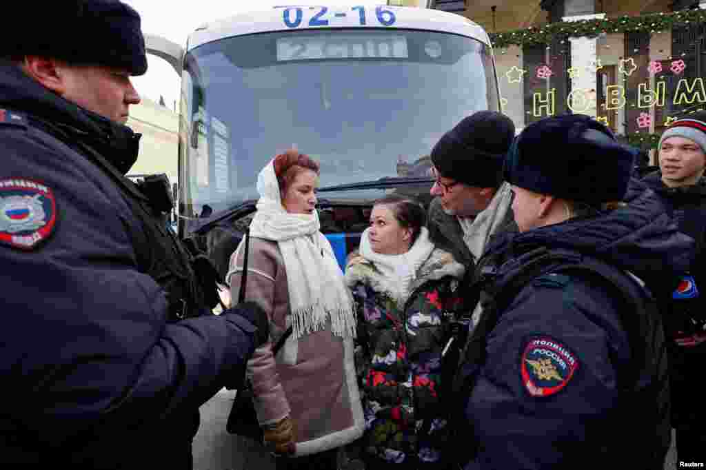 Члены женского движения "Путь домой", в том числе активистка Мария Андреева, требующие возвращения своих мужей-мобилизованных из Украины, стоят в окружении сотрудников полиции во время митинга в центре Москвы, Россия, 3 февраля 2024 года. "Путь домой" — женское движение, возникшее в России в 2023 году на волне недовольства среди семей мобилизованных. Движение объединяет жен, матерей и близких тех, кто был отправлен на фронт в рамках военной мобилизации. Их главная цель — добиться возвращения мужчин домой. 31 мая 2024 года Министерство юстиции России внесло движение "Путь домой" в реестр "иностранных агентов". По данным ведомства, движение получало поддержку из-за рубежа и участвовало в деятельности, направленной против государственной политики России.