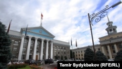 Здание мэрии Бишкека, в котором также заседают депутаты городского кенеша. 