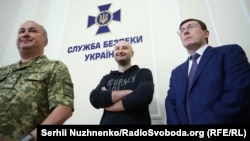 Зліва направо: Василь Грицак, журналіст Аркадій Бабченко та генеральний прокурор Юрій Луценко