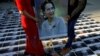 Protestatarii din Myanmar care locuiesc în Japonia calcă pe fotografii ale șefului armatei din țara de origine, Min Aung Hlaing. 