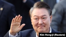 Yoon Suk Yeol în fața centrului de detenție din Seul, 8 martie 2025.