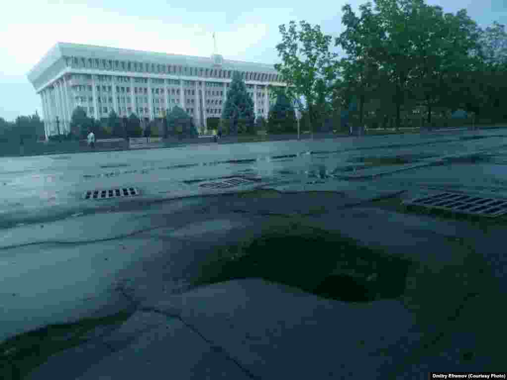 И что говорить про остальное, если даже возле здания Жогорку Кенеша и официальной резиденции президента КР тротуары не в самом лучшем состоянии. Все наверное потому, что наши политики давно не ходят пешком и не замечают происходящего на улицах города.