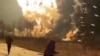 Oamenii aleargă în timpul unei explozii la rafinăria de petrol din Ryazan, aflată la sud-est de Moscova, 24 ianuarie 2025. Captură furnizată de Reuters dintr-un videoclip publicat pe Telegram.