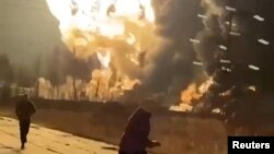 Oamenii aleargă în timpul unei explozii la rafinăria de petrol din Ryazan, aflată la sud-est de Moscova, 24 ianuarie 2025. Captură furnizată de Reuters dintr-un videoclip publicat pe Telegram.
