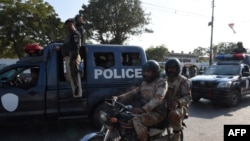 په کراچۍ کې پولیس د ګزمې پر مهال - پخوانی انځور. 