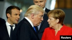  Emmanuel Macron, Angela Merkel i Donald Trump 