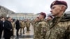Росія маніпулює стереотипами радянських часів – Порошенко на вшануванні десантників