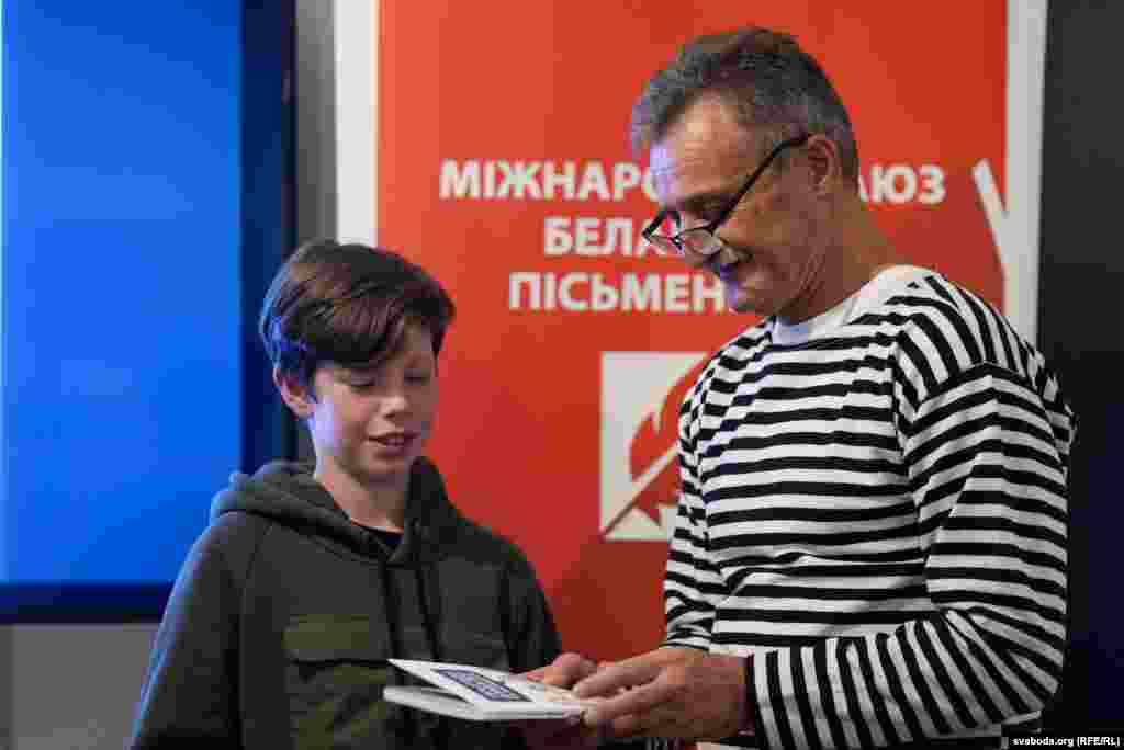 Кніга адрасаваная дзецям, але «пэўныя асаблівасьці дзецям мусяць растлумачыць бацькі». Турэмныя рэаліі зарыфмаваныя і апісаныя так, каб дзеці «ня надта палохаліся, але й не захапляліся»
