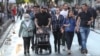 Dreptul angajaților de a se deconecta de la job, în afara orelor de program, este și pe agenda discuțiilor europene. Imagine cu caracter ilustrativ, de la un marș al pietonilor, mai 2021.