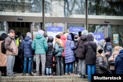 Українські біженці чекають на гуманітарну допомогу. Латвія, 2022 рік