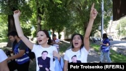 Активисттер Аружан Дуйсебаева (солдо) жана Инга Иманбай. Алматы, 5-июнь, 2022-жыл.
