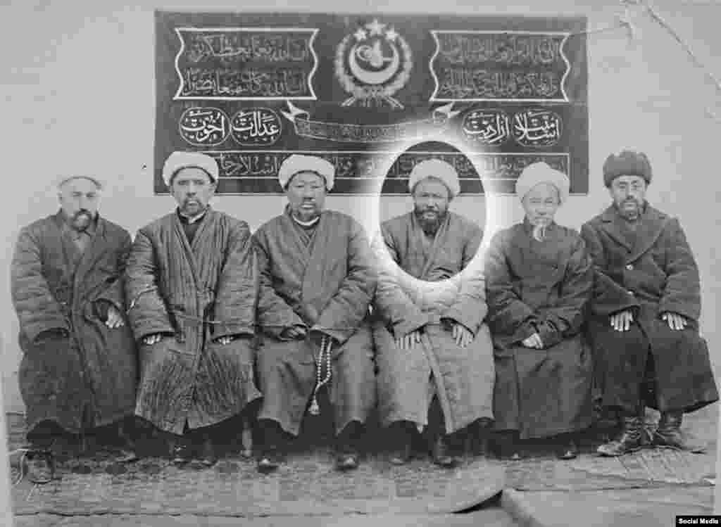 Чыгыш Түркстан Ислам жумуриятынын айрым министрлери (жүзү тегеректелген – Сабит Дамулла Абдулбакы.