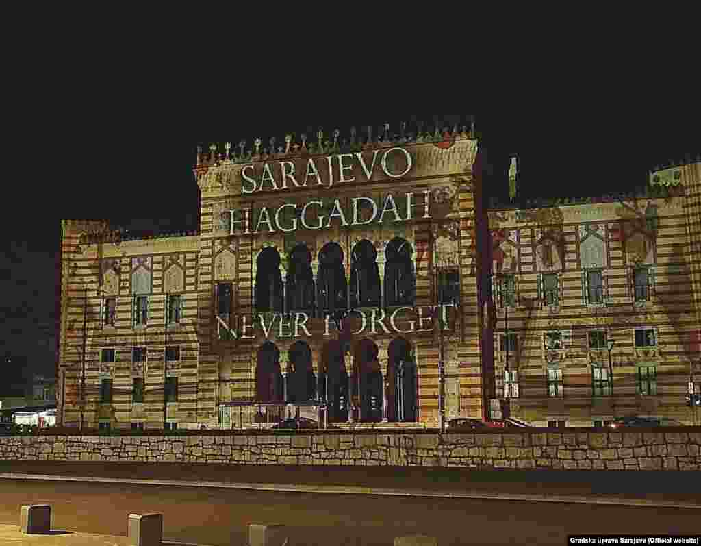 Noć uoči mise na Vijećnici je projicirana Hagada. Iz Gradske uprave je saopšteno da je na taj način Sarajevo odalo počast svim nevinim žrtvama holokausta, genocida i ratnih zločina.