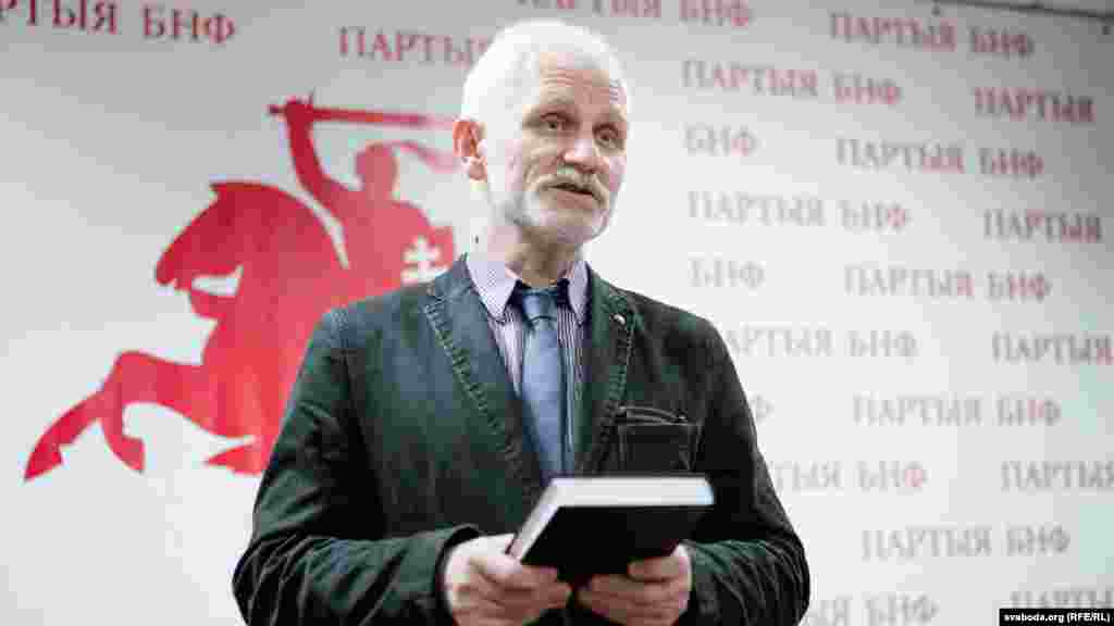Бяляцкі прэзэнтуе сваю пятую кнігу «Халоднае крыло Радзімы» у менскай сядзібе БНФ. 23 сьнежня 2014