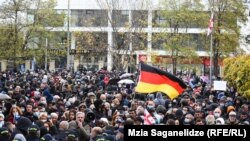 Шаардык соттун алдына чогулган Михаил Саакашвилинин тарапташтары.