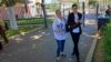 Majoritatea absolvenților de a VIII-a de la liceul Onisifor Ghibu din Cluj-Napoca, au fost așteptați de părinți, la ieșirea de la prima probă a Evaluării Naționale, cea „la română”. Paul (în imagine) spune că subiectele au fost accesibile dar au necesitat totuși atenție.