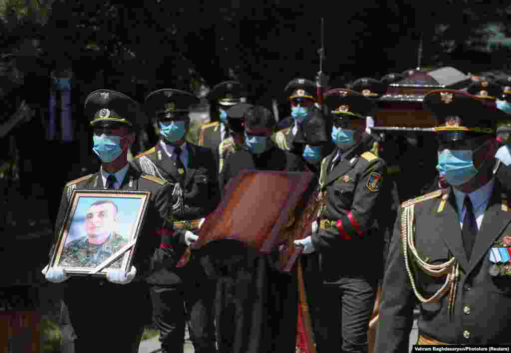 Armenske trupe nose sliku Hambardzumiana.