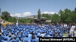 د خیبر ضلعې په تیرا کې ماشومان په ښوونځي کې تر شنه اسمان لاندې ناست دي ـ پخوانی انځور.