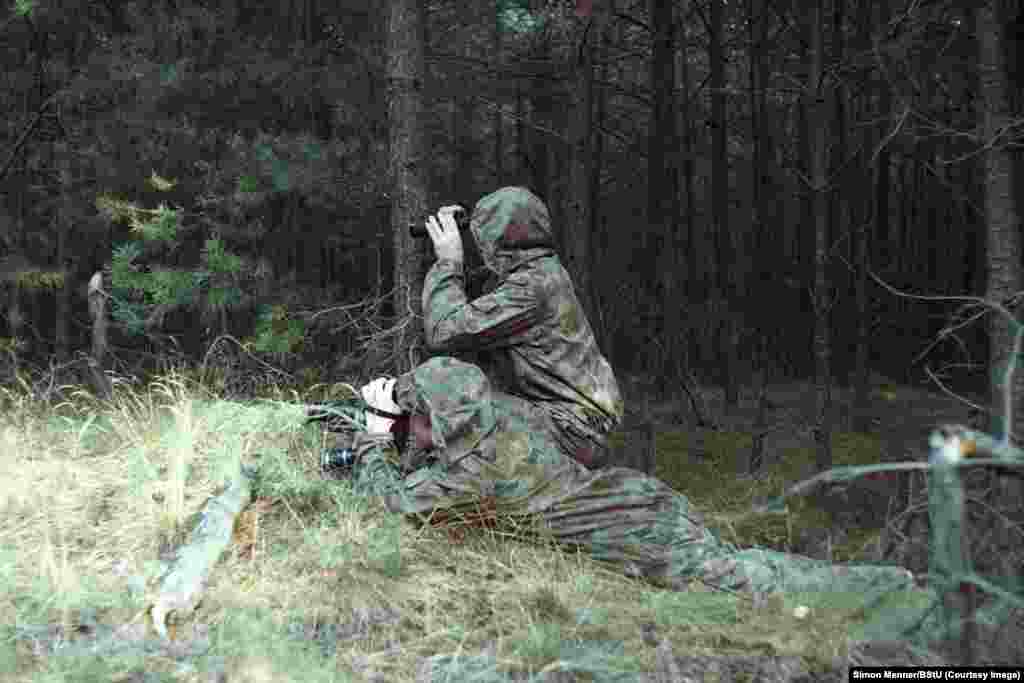 Агенти «Штазі» ведуть спостереження за об’єктом. Це фото є частиною з колекції фотографій німецького художника Саймона Меннера, який два роки переглядав архіви Міністерства державної безпеки НДР («Штазі»), які залишились після падіння комунізму в Німеччині 
