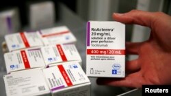 Tocilizumab je lijek koji je u BiH registriran za posebne kategorije bolesnika koji se u bolnicama liječe od reumatoidnog artritisa i upalnih bolesti crijeva. Preporučuje se teško oboljelim od COVID-19. 