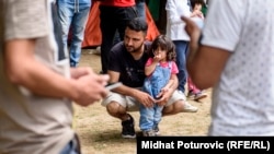 "Djeci nije mjesto u ovom parku", ističe Iračanin Dahas, ali "nemaju kuda". (na fotografiji: migranti u parku prekoputa sarajevske Vijećnice, maj 2018.)