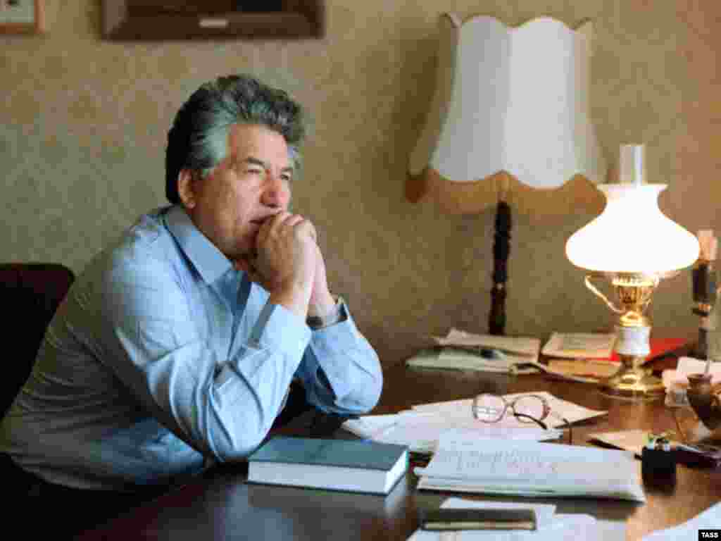 Novelist Chingiz Aitmatov in the city of Frunze (now Bishkek) in 1985