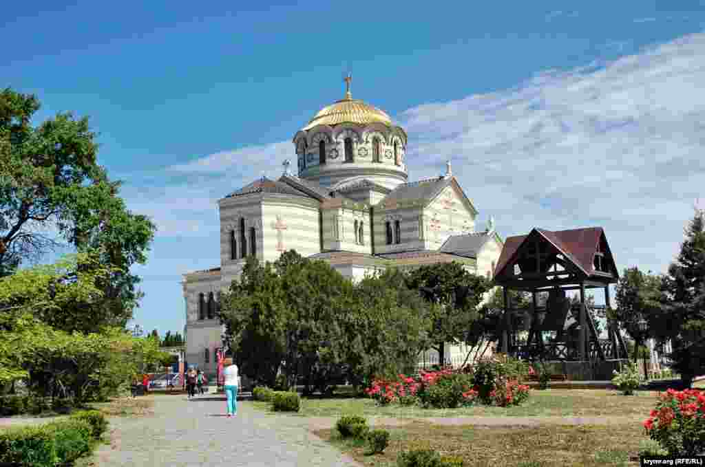 В Свято-Владимирский православный собор в музее-заповеднике «Херсонес Таврический» в будние и выходные дни идут сотни верующих
