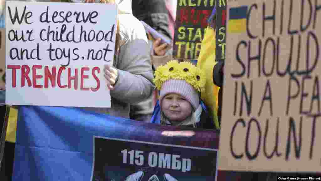 Sute de ucraineni care trăiesc la București au manifestat duminică, 23 februarie, cu o zi înainte să se împlinească trei ani de la invazia rusă în țara lor. S-au adunat în fața Ambasadei Ucrainei din București și au mers apoi la Ambasada Rusiei.&nbsp; &bdquo;Merităm copilăria noastră și jucării, nu tranșee&rdquo;, spune unul dintre bannerele afișate la manifestație.