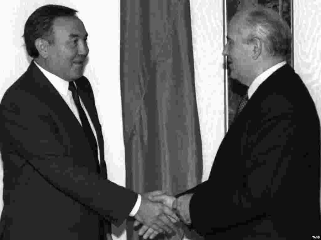 С февраля 1990 года Нурсултан Назарбаев параллельно исполнял обязанности председателя Верховного Совета Казахской ССР и первого секретаря Центрального комитета Компартии Казахской ССР. На снимке: президент СССР и генеральный секретарь Центрального комитета Коммунистической партии Советского Союза Михаил Горбачев (справа) и президент Казахской ССР, первый секретарь Центрального комитета Компартии Казахской ССР Нурсултан Назарбаев. Москва, 25 сентября 1990 года.