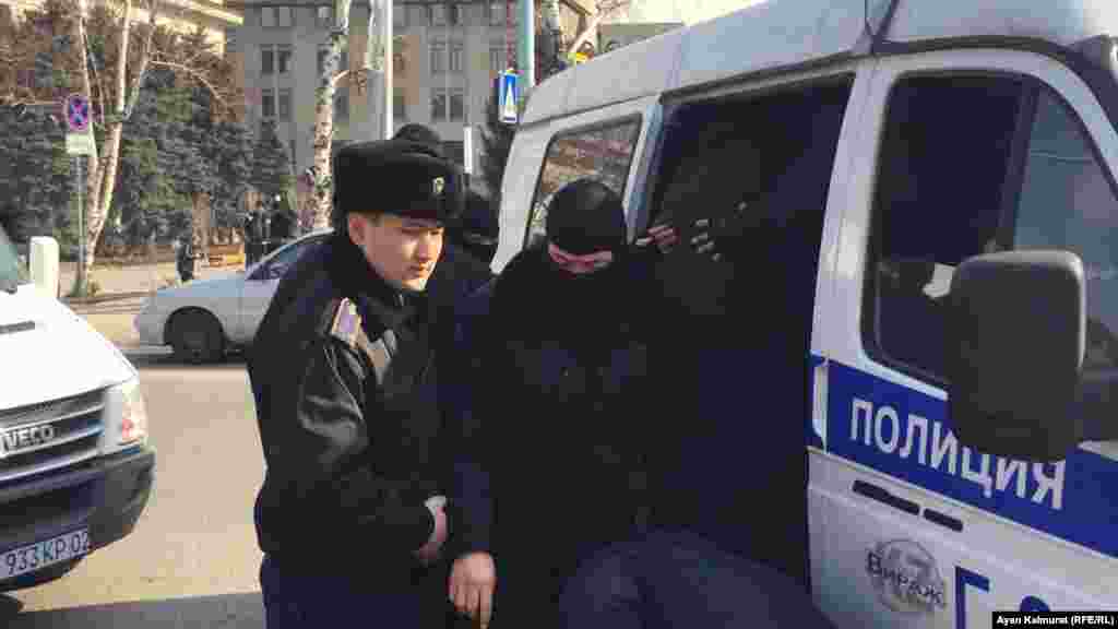 Точное количество задержанных людей пока не известно. 