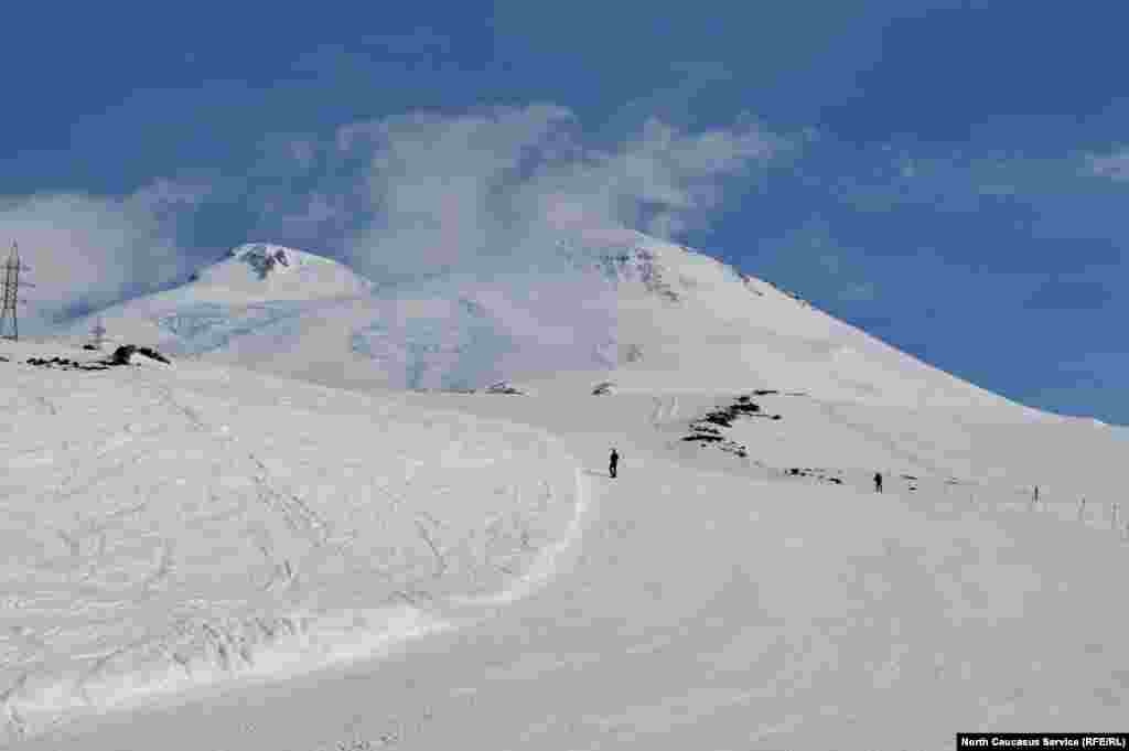 Независимо от точки старта, участники Red Fox Elbrus Race, которые дойдут до седловины горы позже 12 часов дня, будут вынуждены идти назад – судьи их развернут